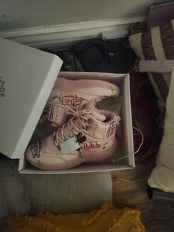 Von Dutch Pink Puffer All-Over Print Logo Boots 10