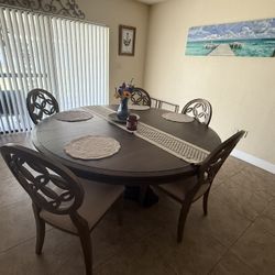 Round Dinner Table
