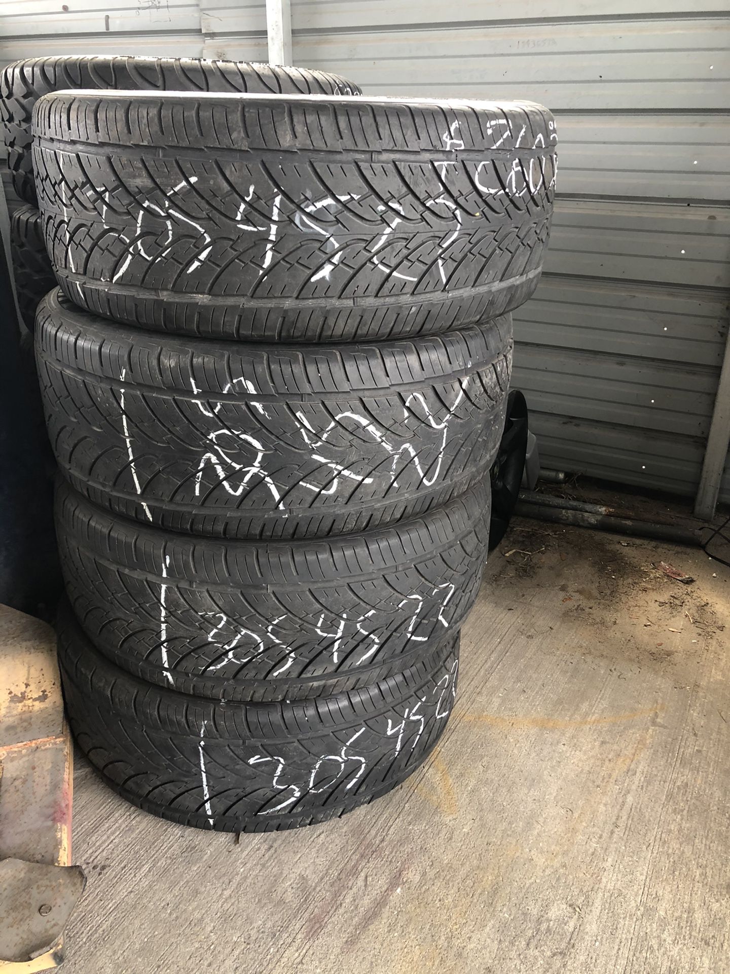 305/45R22 Set of 4 Tires Excellent condition