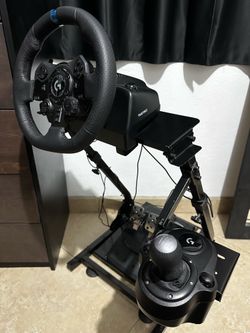 Logitech G923 Racing Wheel + Shifter, Pedals & Racing Stand – PS5/PS4