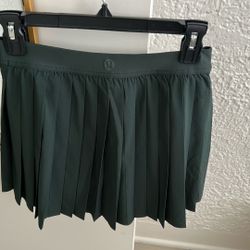 Lululemon High Rise Pleated Skirt ~  Size 4