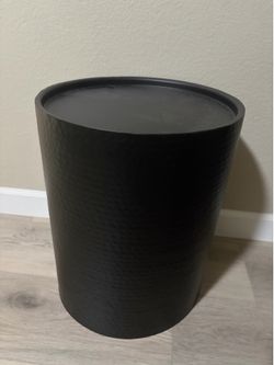 $25.00  brand new table black metal