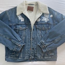 Levy’s Denim Jacket With Sherpa Lining Lace Appliqué Size Is Small