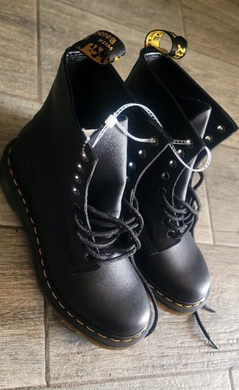 Dr. Martens Women's Size 7 brand new