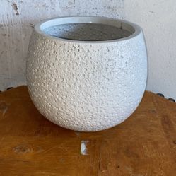 PLASTIC OUTDOOR PLANT HOLDER