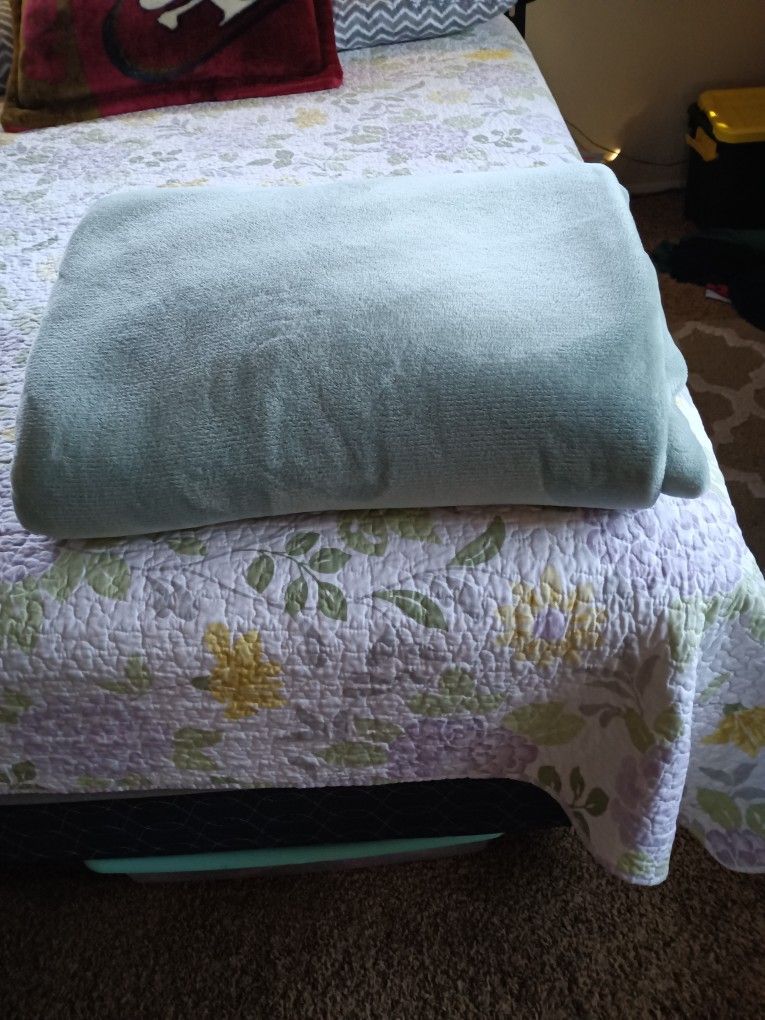 King Size Blanket Vary Warm To Big For My Bed For 15.00