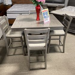 Lovely Dining Set ✨🖤 Easy Financing Available ✨🤎 Free Delivery 🚚 