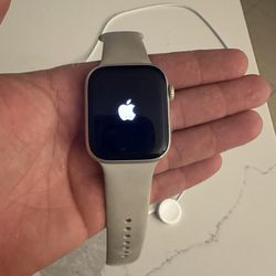 apple watch 8 45mm in good condition $150