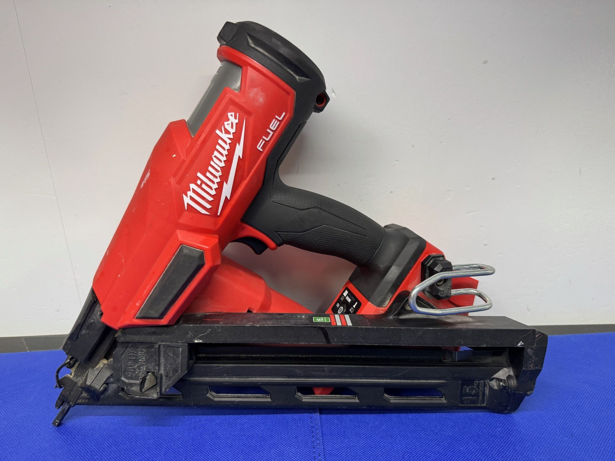 Milwaukee 2839-20 M18 FUEL 18-Volt Brushless Cordless Gen II 15-Gauge Angled Finish Nailer