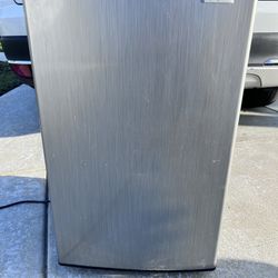 Mini fridge 