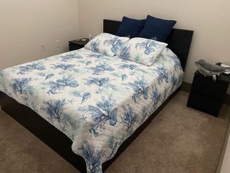 Selling bed frame + 4 drawers + 2 night tables