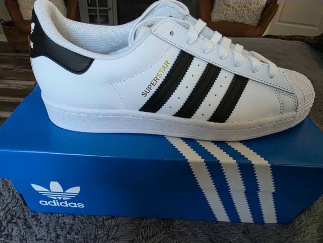 Size 8 Men/ Women's 9-9.5 Adidas Superstar Shoes