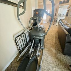 Professional Elliptical Octane Q37