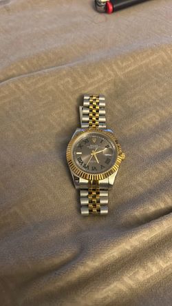 Man watches  41mm  new $175  great condition come with extra links and come with the watch sizer