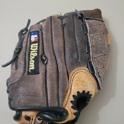 Wilson T-ball 9.5 RHT Baseball Glove Kids Size