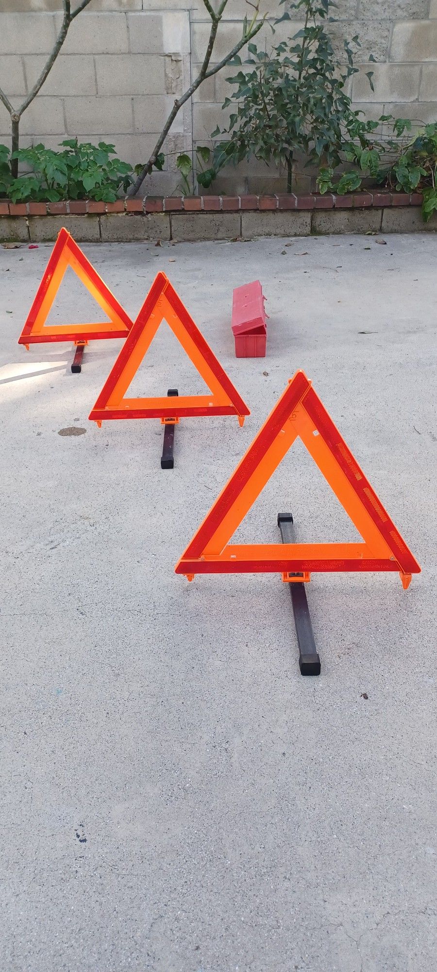 EMERGENCY WARNING TRIANGLE FLARE KIT