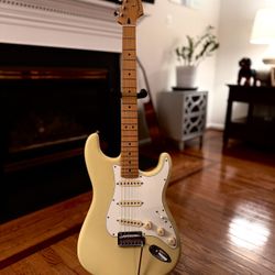 Fender Player Plus Stratocaster (Hialeah Yellow)