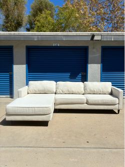 Living Spaces Sectional Couch 🛻Delivery Available🛻