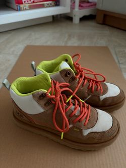 UGG Highland Hi Heritage Women’s Sneakers – Size 8.