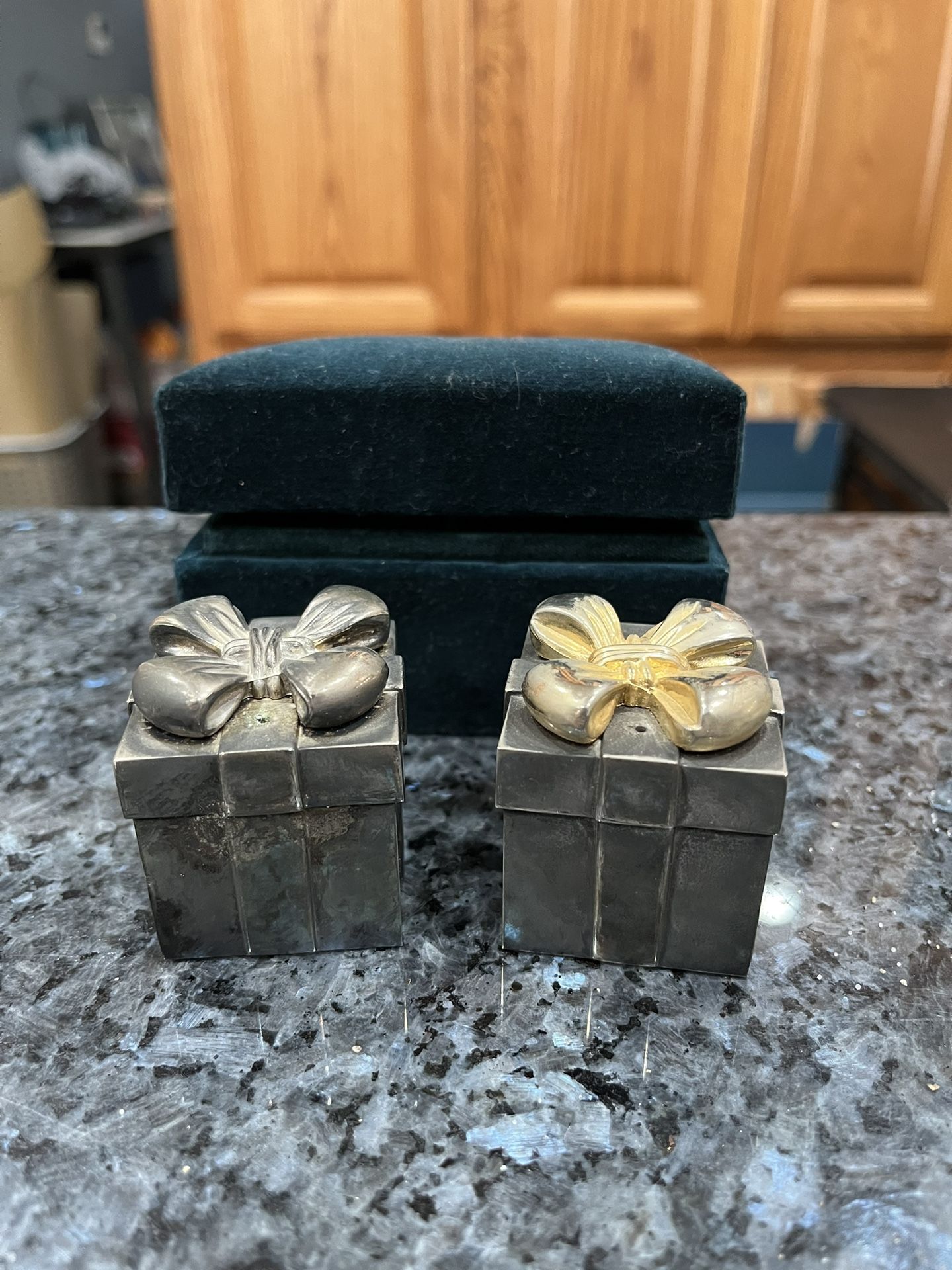 Vintage Godinger Silver Treasures Christmas Silver Plated Pair of Salt And Pepper Shakers. Preowned.