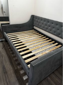Full Size day bed with Twin size Trundle