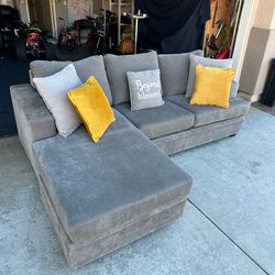 amazing condition gray sectional couch !!