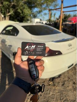 Car Keys And Remotes / Llaves De Carro Y Controlles