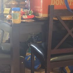 Table with 2 chairs wear