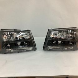Chevy Trailblazer 02-09 headlights black housing  Faros delanteros para Chevy Trailblazer 02-09 con carcasa negra.