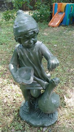 Outdoor / Garden Statue (Girl Feeding a Duck)