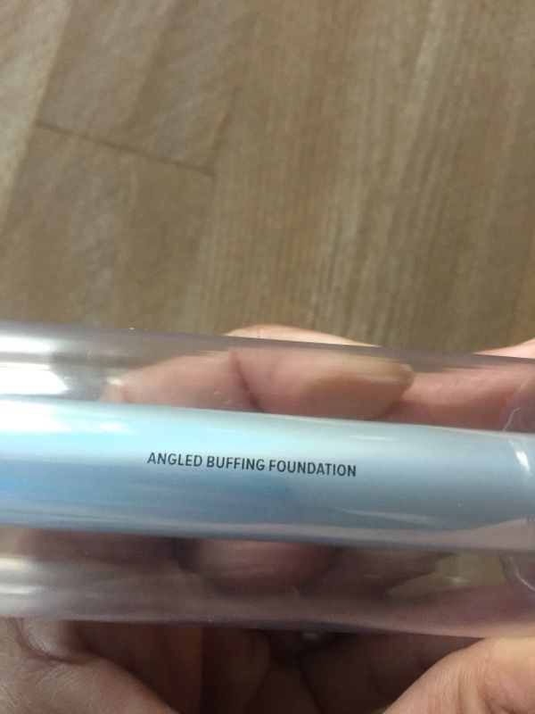 It Cosmetics Angled Foundation Brush