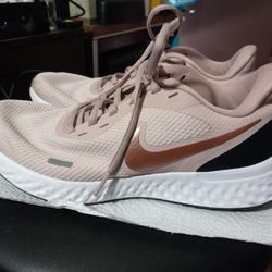 Womens size 7.5 Nike Running Shoes 