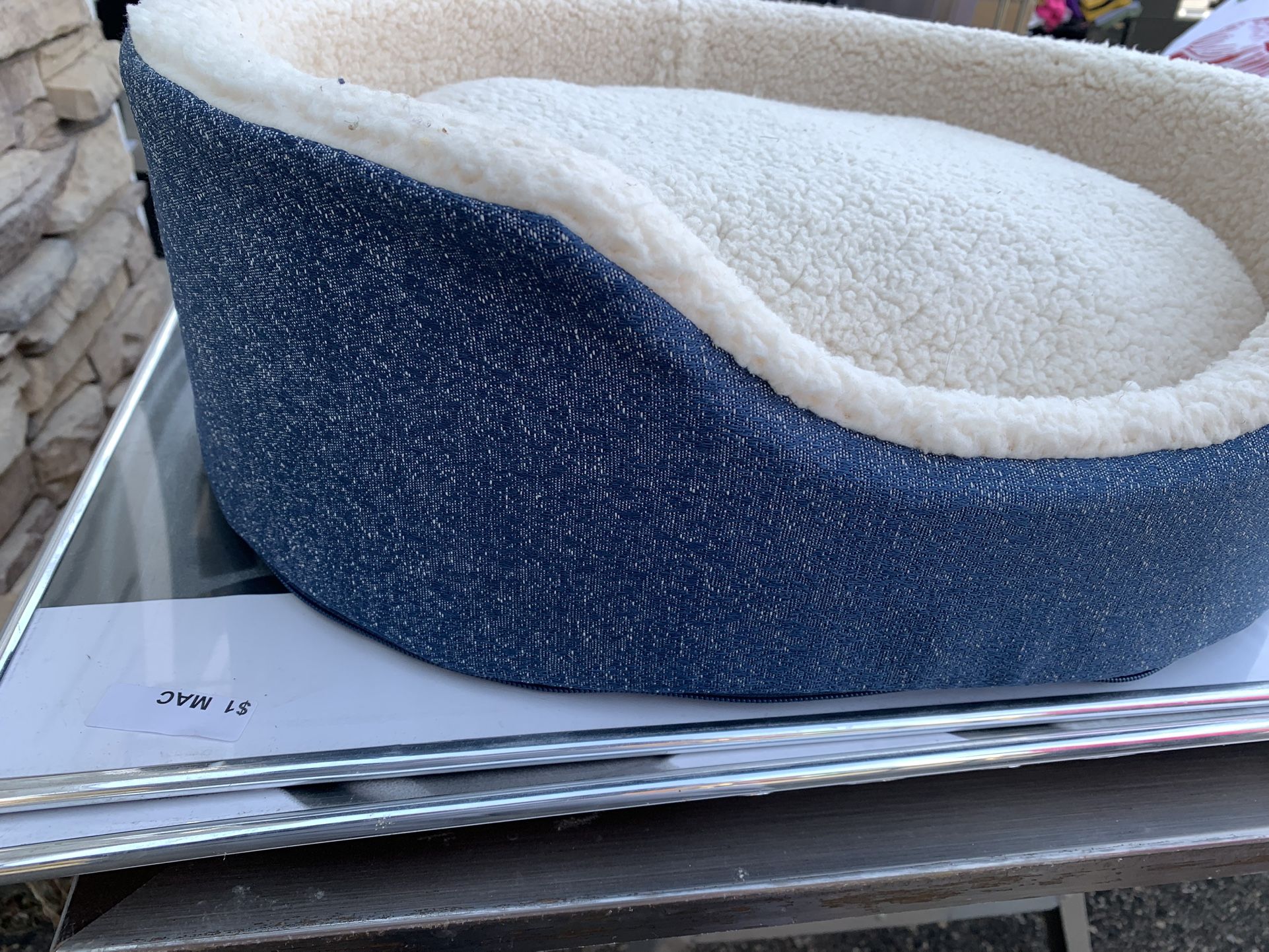 New 18in D x 20in W Oval shaped Pet Bed New 18in D x 20in W Oval Shaped Pet Bed