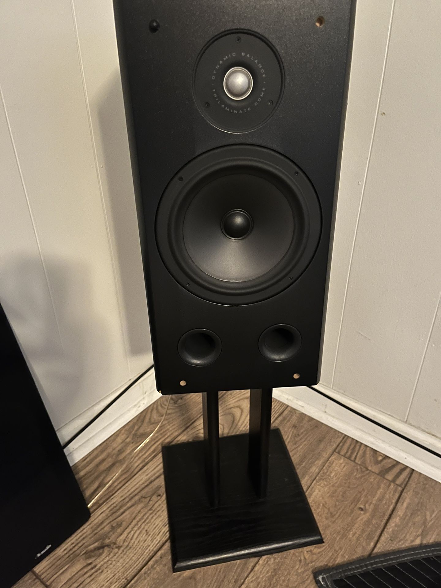 Speakers Polk Audio RT7 With Stands.