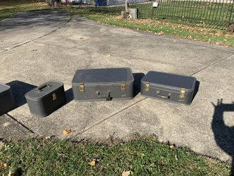 Vintage skyline or hardshell luggage set.