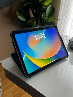 Apple iPad Air 5th Gen 256GB Wi-Fi + Apple Pencil + Case – Like New