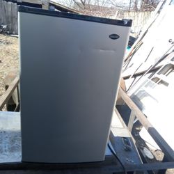 Refrigerator. Sanyo . 