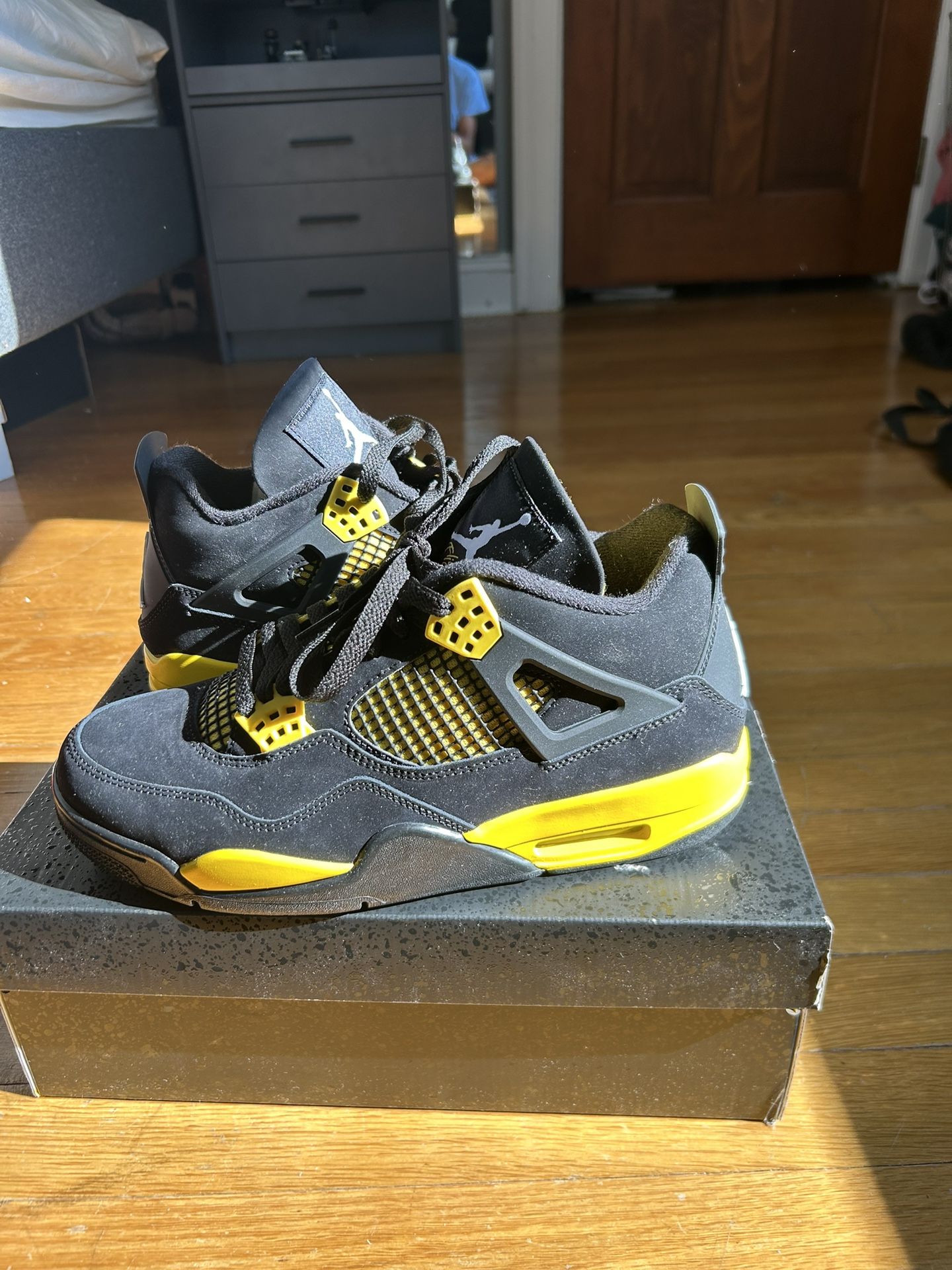 Jordan 4 thunder