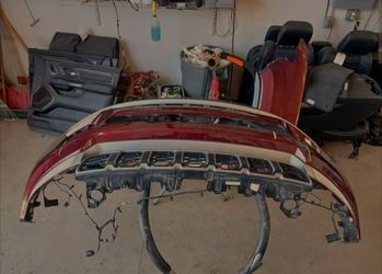 2025 Jeep Grand Cherokee Hood, Front bumper, LH and Rh Headlights with Fenders  also have door panels and other interior/body parts available.