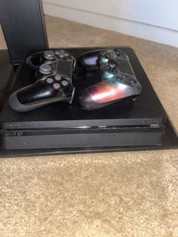 PS4 + 2 Controllers