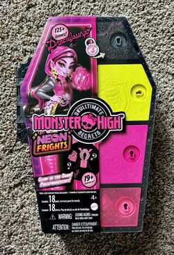 Monster High Skulltimate Secrets Wave 3 Draculaura Neon Frights!