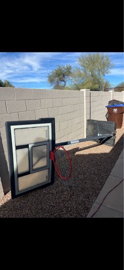 Bistable basketball hoop