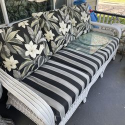 Patio Furniture/ Sunroom/porch/outside Furniture Very Good Condition Located In Odu Area And Folk