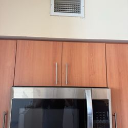 Black+Decker Stainless Steel Over-the-Range Microwave – Excellent Condition