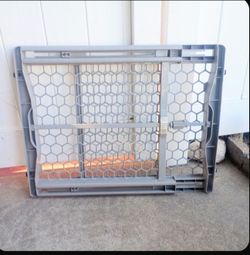 Pet Gate 23" T 27" W to 42" W Excellent Condition