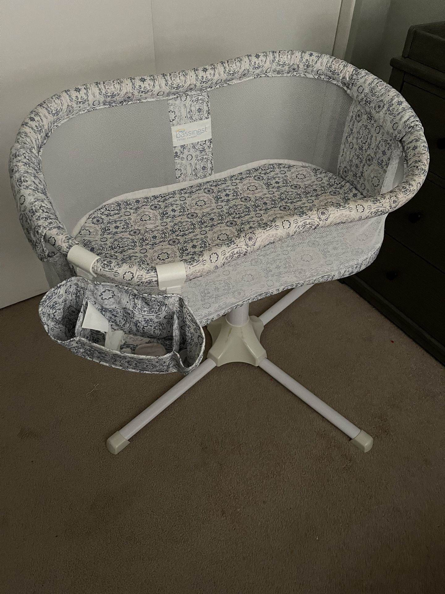 Swivel Halo bassinet 