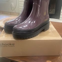 Chooka Redmond Heel Shorties in a rich burgundy color. Size 7