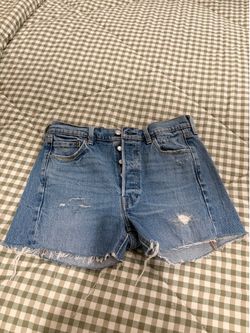 Size 29 Levi shorts woman