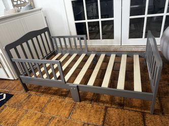 Toddler bedframe