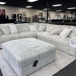 3-PC Stupendous Sectional. 🚚WE DELIVER🚚